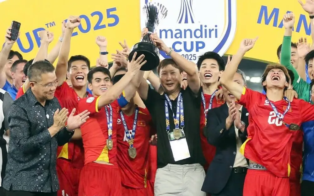 HLV Kim Sang-sik cùng U23 Việt Nam nâng cao danh hiệu U23 Đông Nam Á 2025. ẢNH: ANH KHOA 