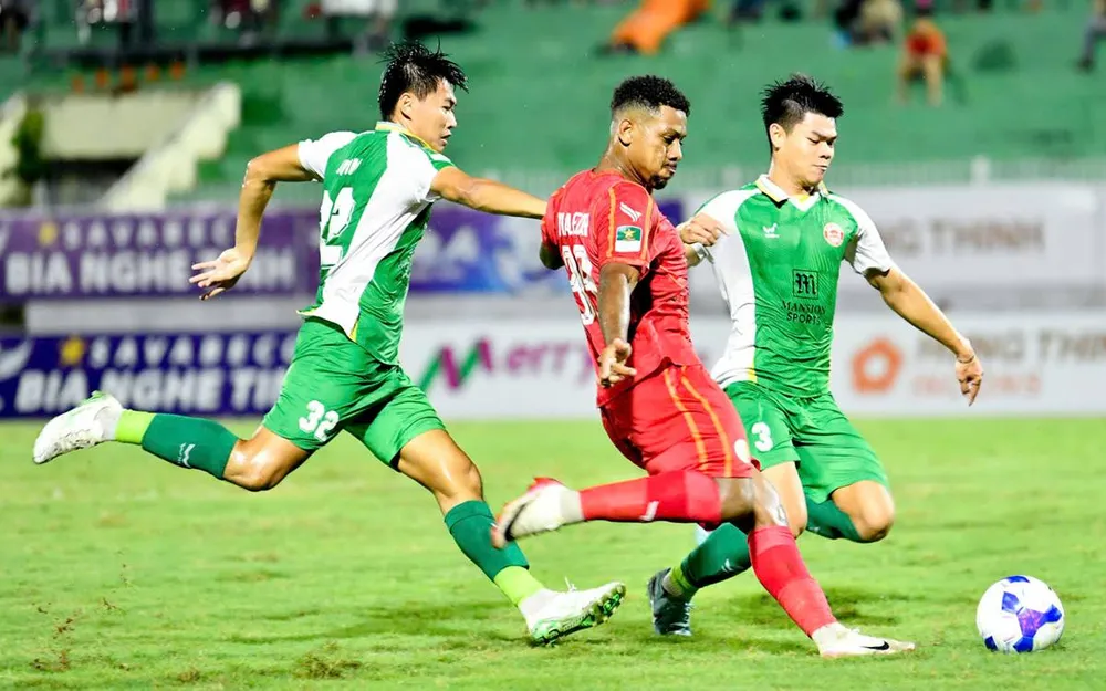 CLB TPHCM (áo xanh) đón nhận thất bại đầu tiên tại mùa giải 2025-2026. ẢNH: QUỲNH MAI 