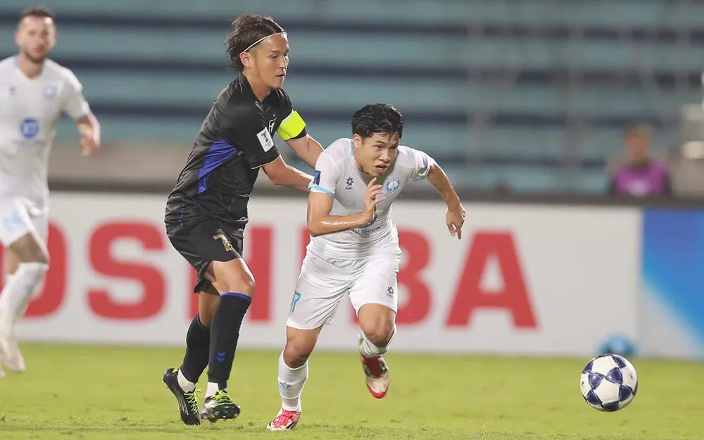 Văn Vĩ trong nỗ lực tấn công về phía khung thành của Gamba Osaka. ẢNH: QUANG ĐƯƠNG 