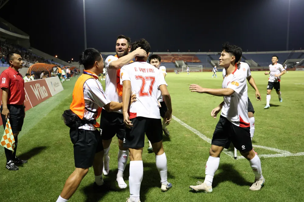 Các thành viên Công an TPHCM vỡ òa cảm xúc khi Bùi Văn Bình ghi bàn vào cuối trận. ẢNH: PHI HẢI