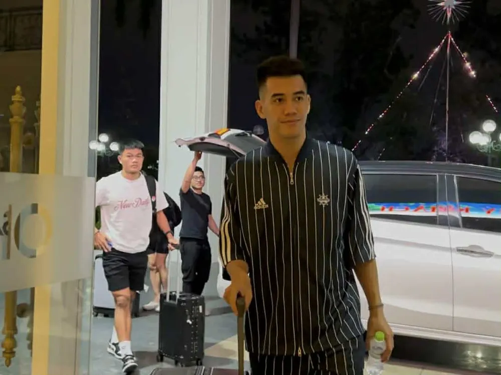 Tiền đạo Nguyễn Tiến Linh hội quân cùng đội tuyển Việt Nam vào tối muộn 10-11. ẢNH: TED TRẦN