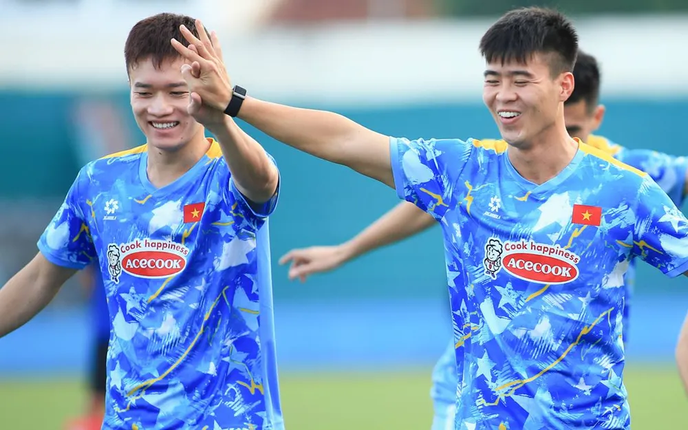 Bộ đôi tuyển thủ Nguyễn Hoàng Đức và Đỗ Duy Mạnh là những ứng viên cho danh hiệu Quả bóng vàng Việt Nam 2025. ẢNH: TÂM HÀ 