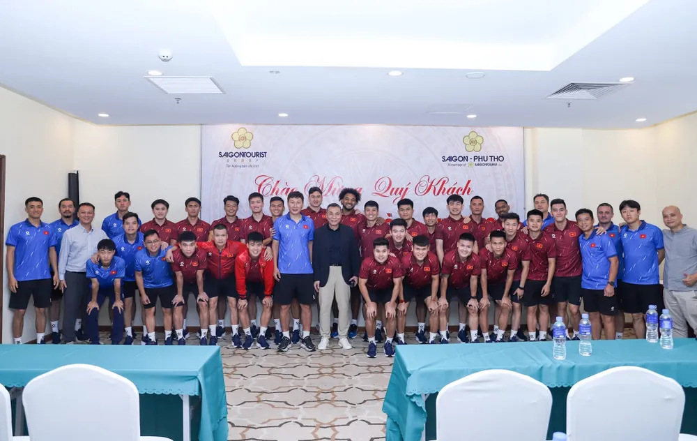 Chủ tịch VFF Trần Quốc Tuấn gặp mặt đội tuyển Việt Nam trước khi sang Lào thi đấu. ẢNH: NHẬT ĐOÀN