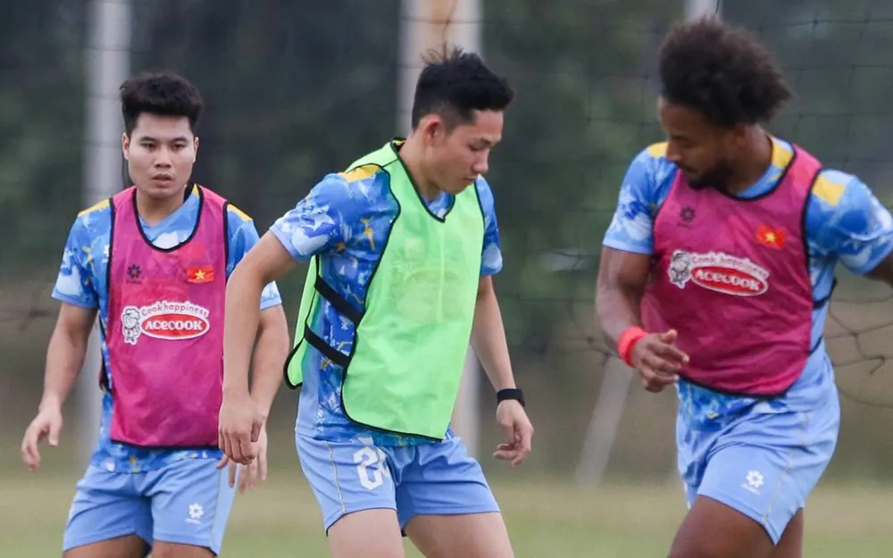 Tiền vệ Hai Long đánh giá cao Xuân Son. ẢNH: NHẬT ĐOÀN 