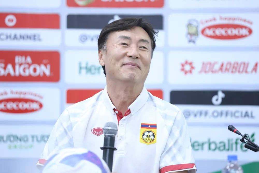 HLV Ha Hyeok-jun của đội tuyển Lào