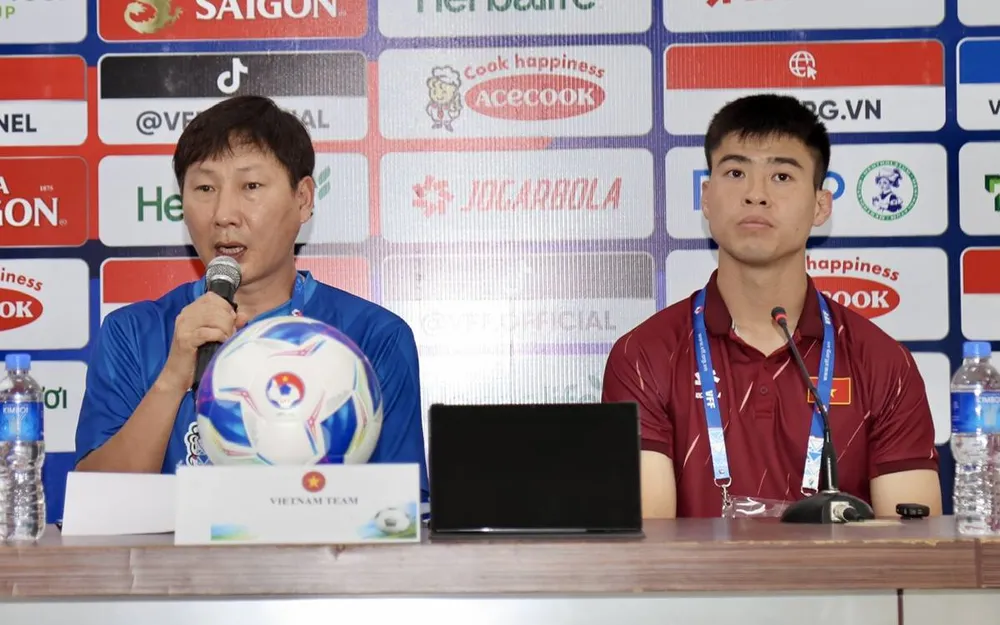 HLV Kim Sang-sik và đội trưởng Đỗ Duy Mạnh tham dự buổi họp báo trước trận đấu với đội chủ nhà Lào 