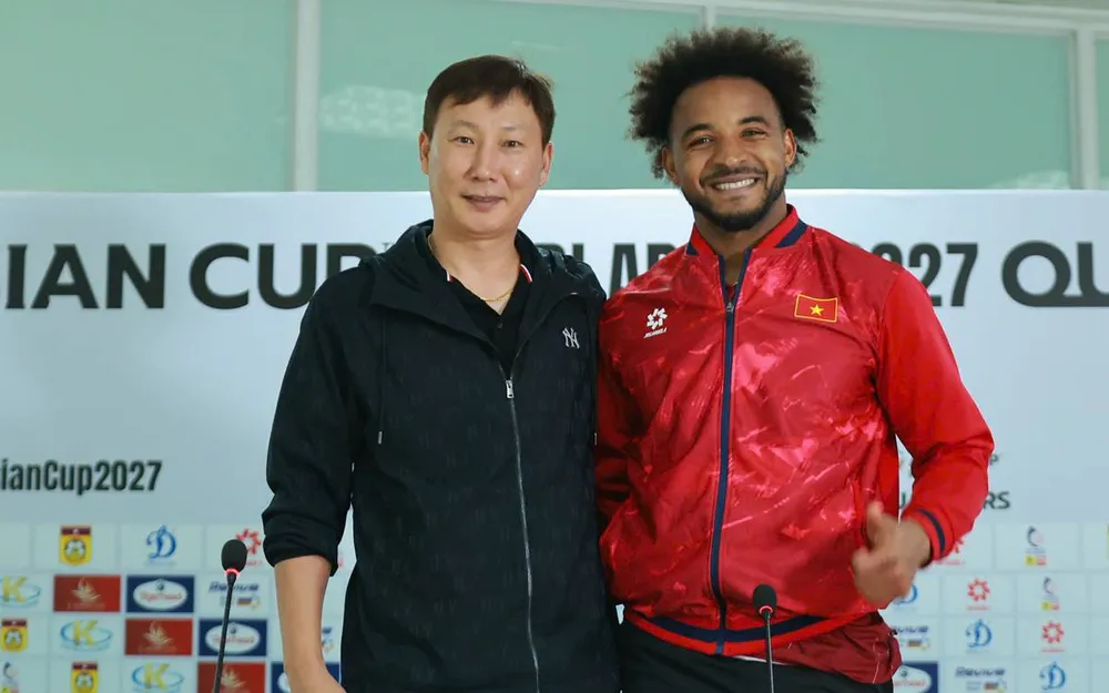 HLV Kim Sang-sik cùng Nguyễn Xuân Son ở buổi họp báo sau trận thắng Lào. ẢNH: HẢI HOÀNG 