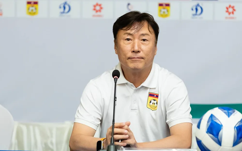 HLV Ha Hyeok-jun đánh giá cao nỗ lực và sự cố gắng của tuyển thủ Lào. ẢNH: LFF 