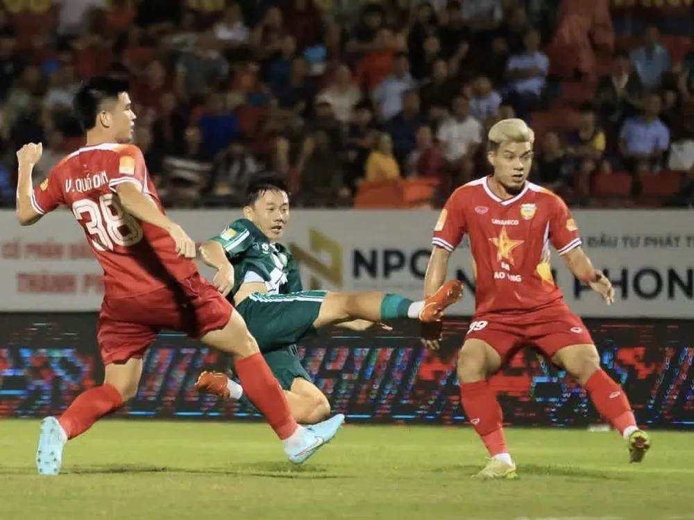 Các cầu thủ Hà Tĩnh (áo đỏ) dừng bước tại vòng 1/8 Cúp quốc gia 2025-2026. ẢNH: HOÀNG SƠN