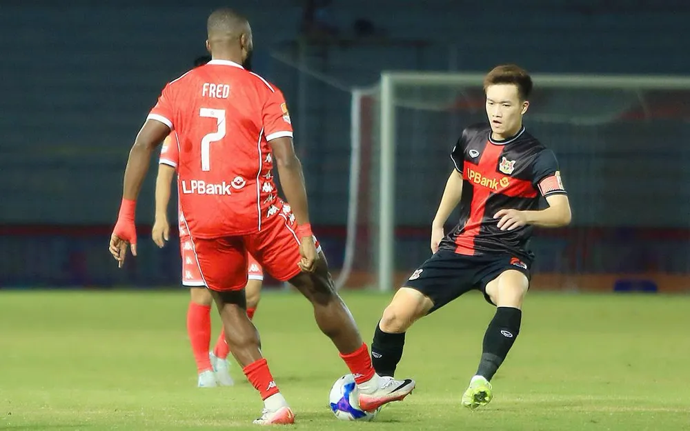 Tiền vệ Hoàng Đức góp công mang tấm vào tứ kết cho Ninh Bình. ẢNH: TÂM HÀ 