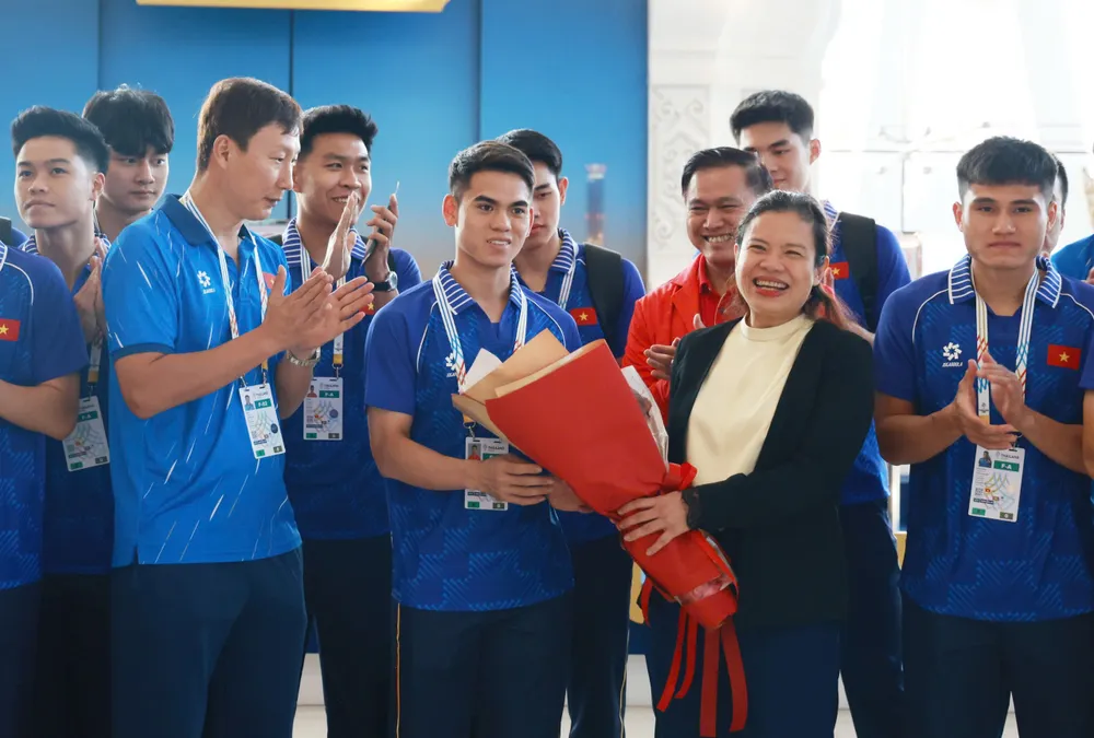 Tham tán Hoàng Diễm Hạnh, đại diện Đại sứ quán Việt Nam tại Thái Lan, chào đón U22 Việt Nam có mặt tại Bangkok. ẢNH: HỒ ĐỒNG