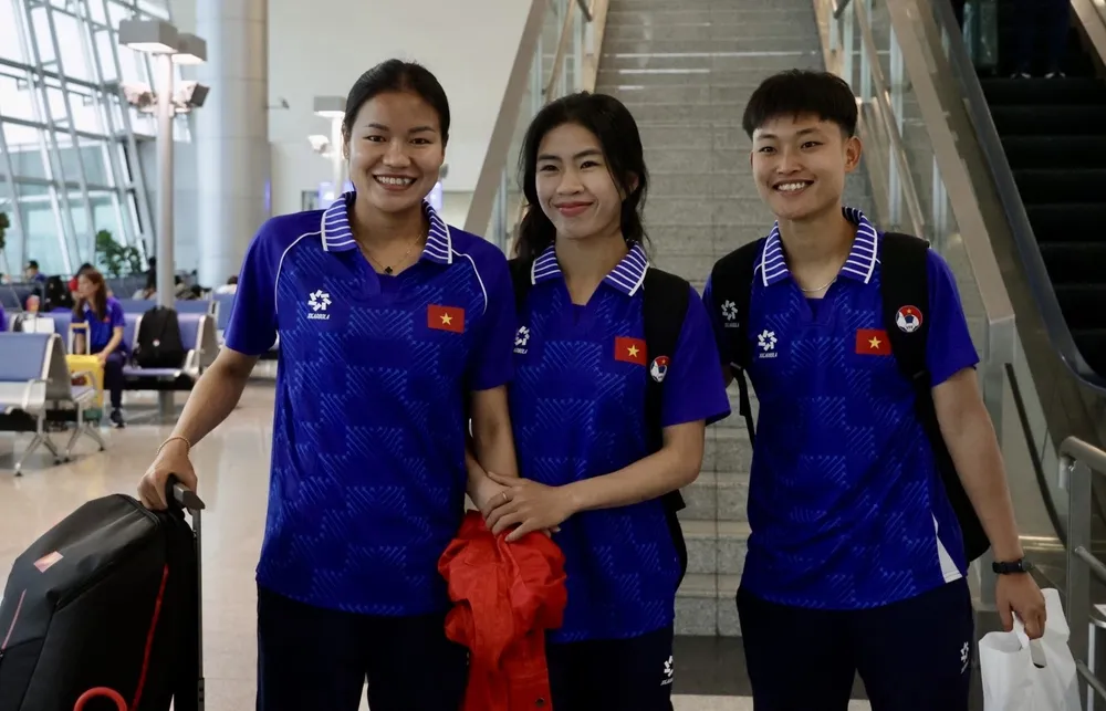 Các cô gái vàng của bóng đá Việt Nam lên đường dự SEA Games 33. ẢNH: DŨNG PHƯƠNG