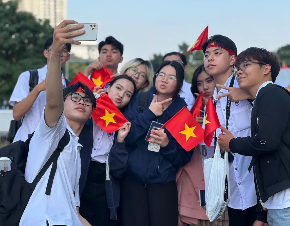 Các sinh viên Trường Đại học Công Thương TPHCM đang học tập tại Bangkok đến cổ vũ cho U22 Việt Nam. ẢNH: HỮU THÀNH