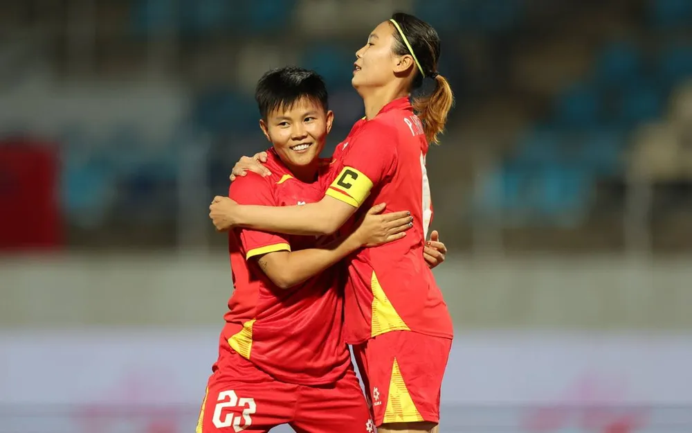 Hai ứng viên Quả bóng vàng nữ Việt Nam 2025 Hải Yến và Bích Thùy ghi bàn ở trận ra quân SEA Games 33. ẢNH: DŨNG PHƯƠNG 