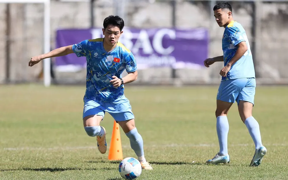 U22 Việt Nam "đội nắng" ra sân tập vào sáng 6-12. ẢNH: DŨNG PHƯƠNG 