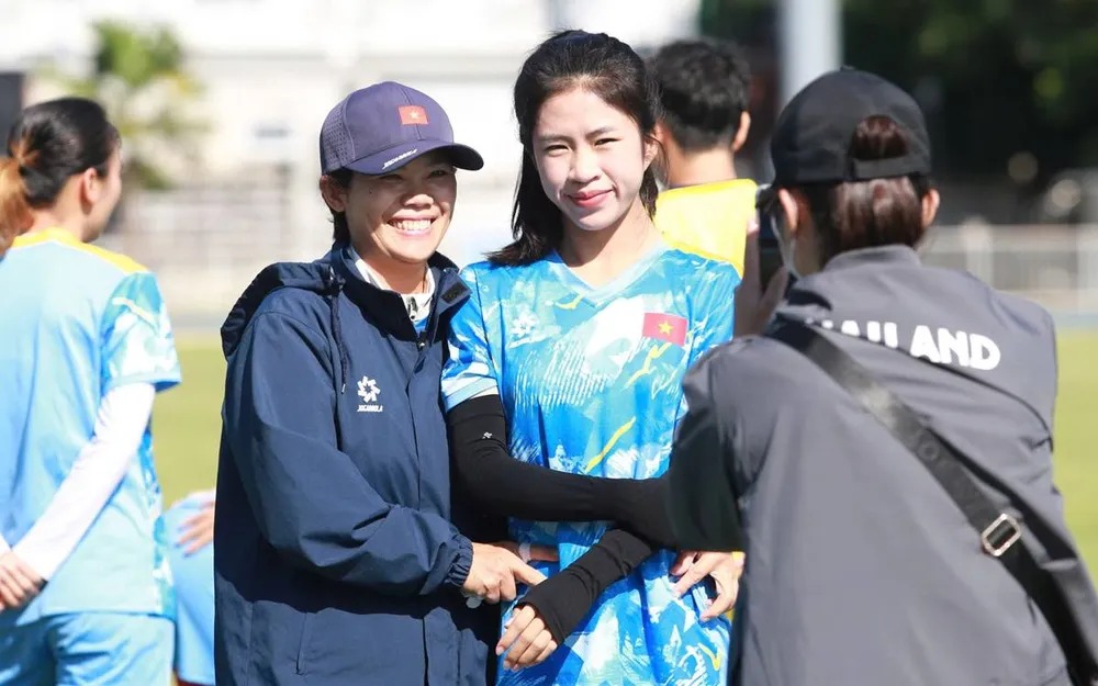 Thanh Nhã cùng toàn đội thoải mái trở lại sân tập vào sáng 6-12. ẢNH: DŨNG PHƯƠNG 