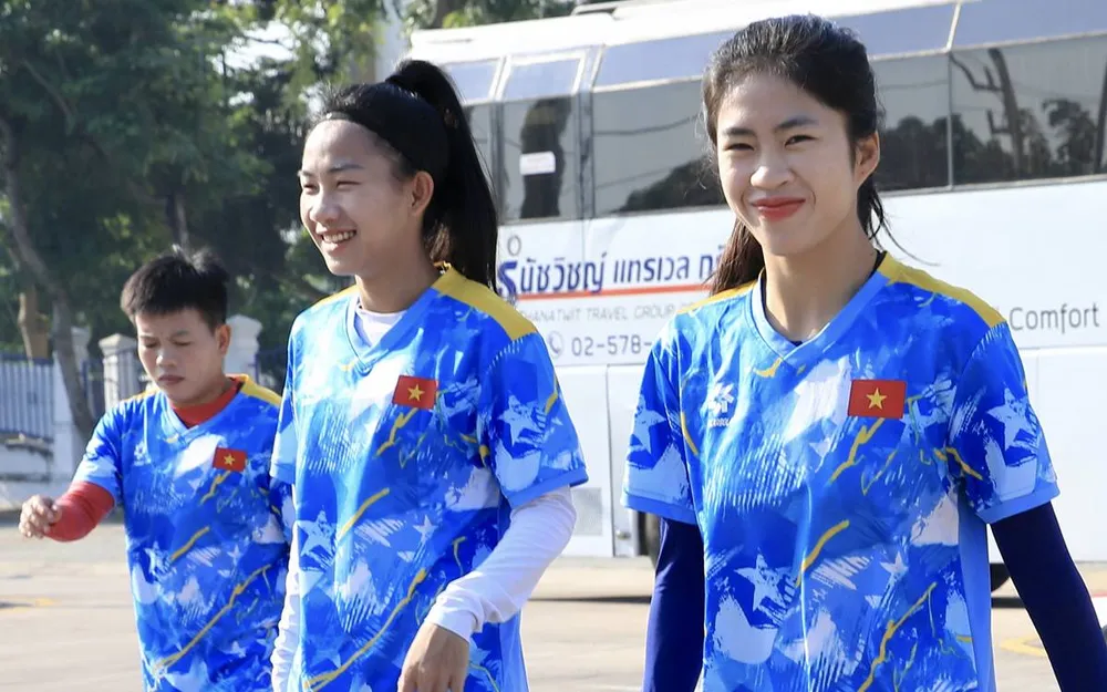 Đội tuyển nữ Việt Nam di chuyển vất vả từ khách sạn đến sân tập hoặc địa điểm thi đấu. ẢNH: DŨNG PHƯƠNG