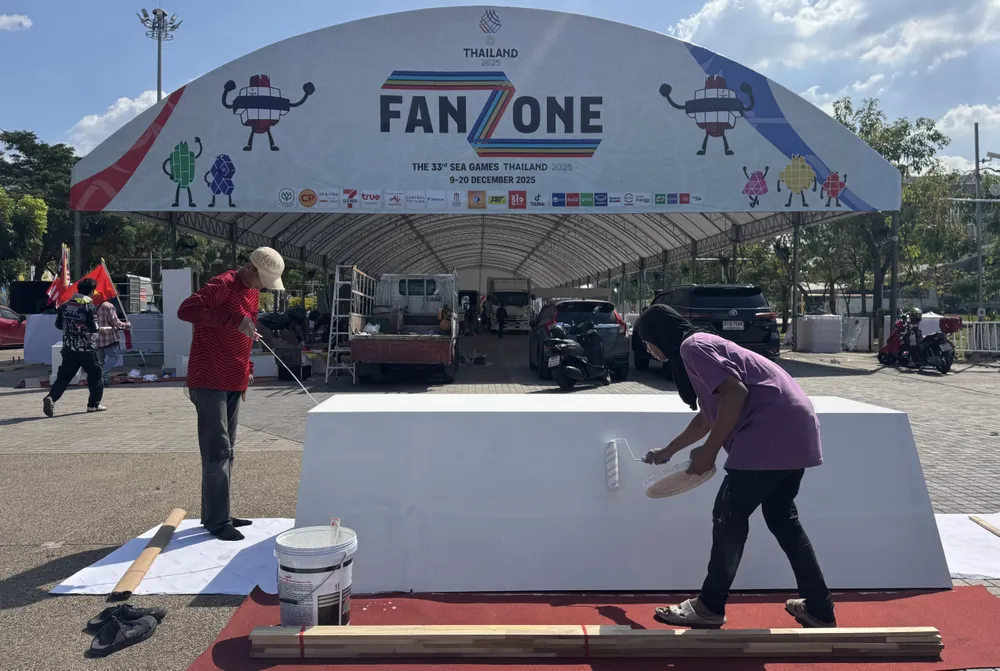 Công nhân làm việc ở khu vực Fanzone đặt ngoài sân Rajamangala. ẢNH: HỮU THÀNH 