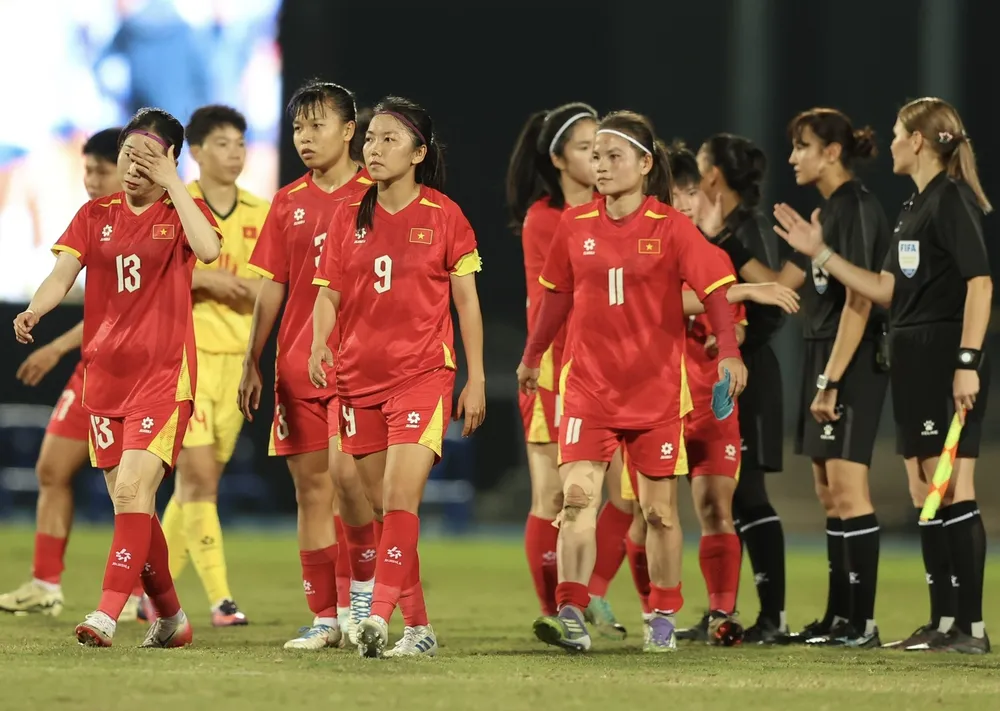 Các nữ tuyển thủ Việt Nam thất vọng sau trận thua đáng tiếc trước Philippines. ẢNH: DŨNG PHƯƠNG