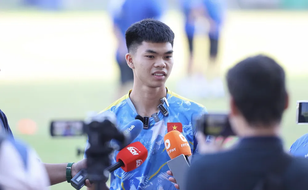 Tiền vệ Lê Phát trao đổi với truyền thông chiều 8-12. ẢNH: DŨNG PHƯƠNG 