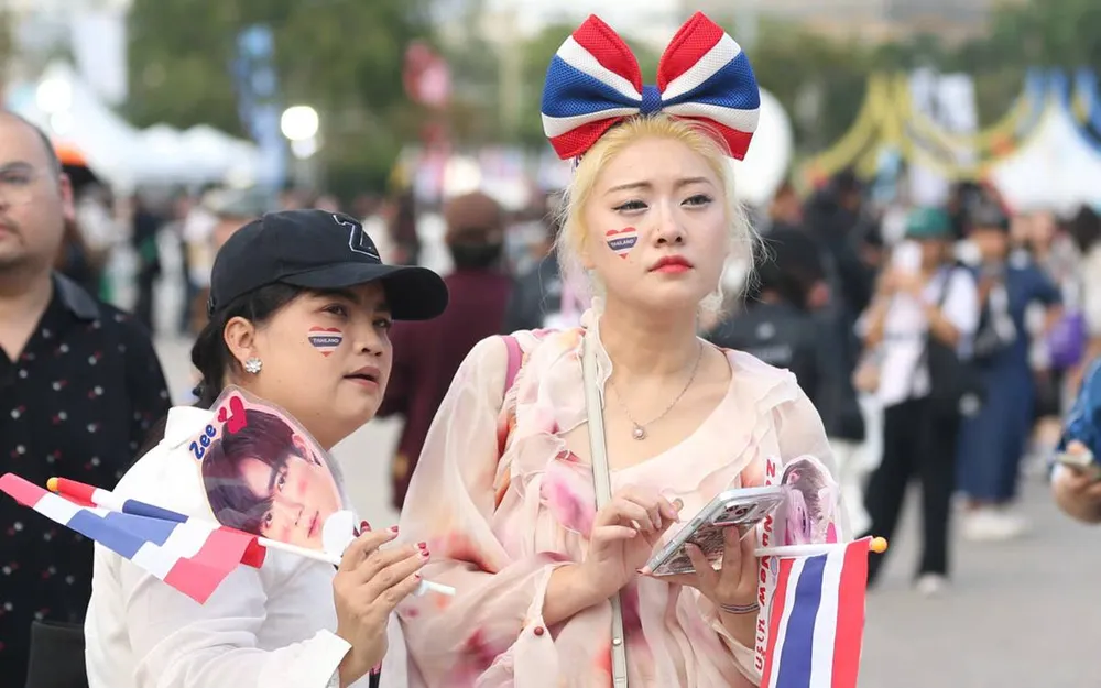 Người Thái Lan rực rỡ đổ về sân Rajamangala theo dõi lễ khai mạc SEA Games 33. ẢNH: DŨNG PHƯƠNG 