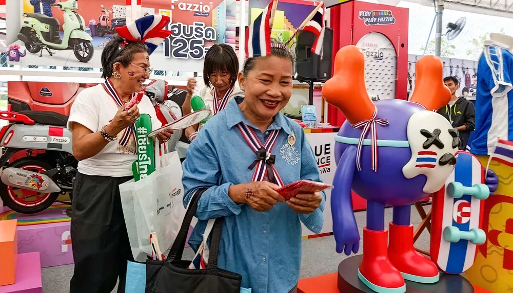 Người Thái Lan háo hức mua hàng lưu niệm SEA Games 33. ẢNH: HỮU THÀNH