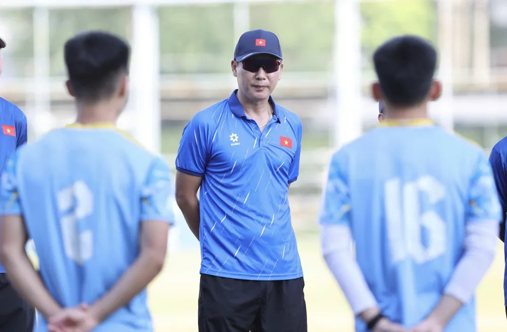 HLV Kim Sang-sik cùng các tuyển thủ U22 Việt Nam quyết tâm trước trận cầu quan trọng với U22 Malaysia. ẢNH: DŨNG PHƯƠNG