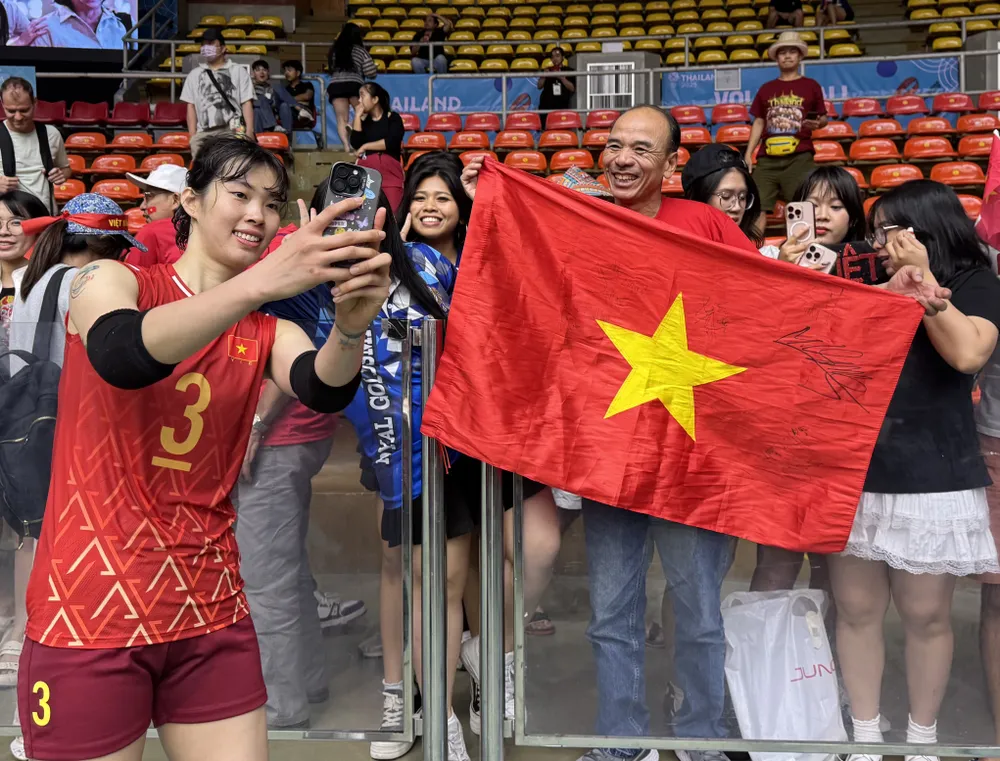 Tuyển thủ Trần Thị Thanh Thuý giao lưu cùng người hâm mộ sau khi cùng tuyển bóng chuyền nữ Việt Nam đoạt vé vào bán kết SEA Games 33. ẢNH: HỮU THÀNH 