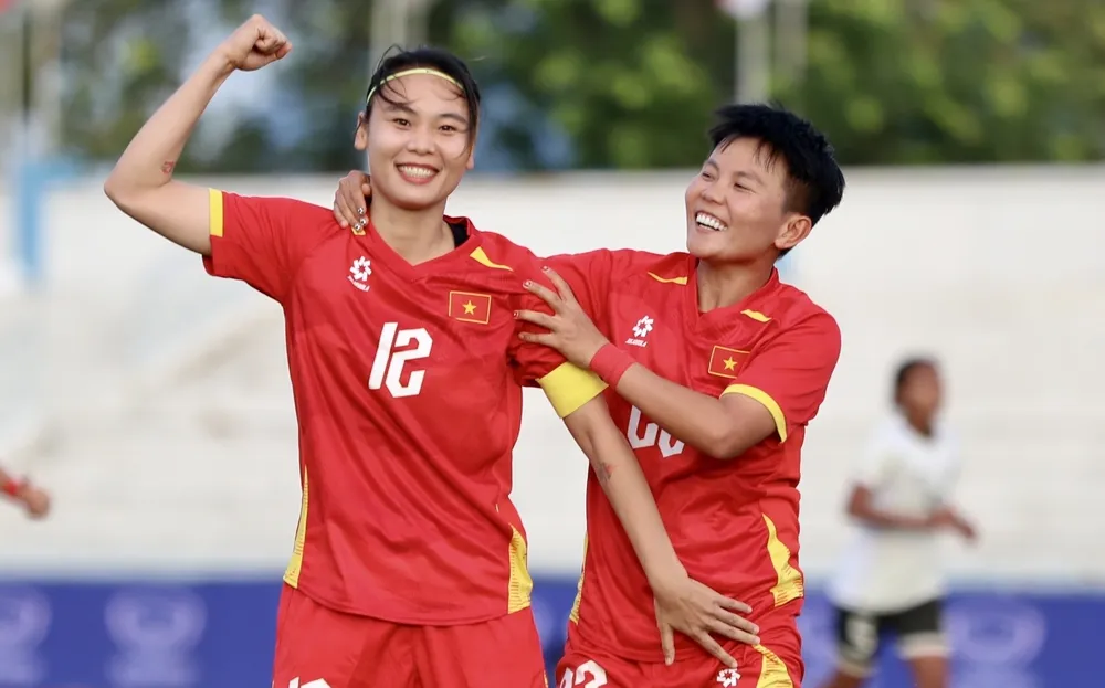 Phạm Hải Yến và Nguyễn Thị Bích Thuỳ là những ứng viên cho danh hiệu Quả bóng vàng nữ Việt Nam 2025. ẢNH: DŨNG PHƯƠNG 