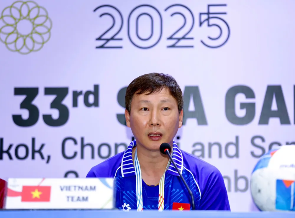 HLV Kim Sang-sik tự tin trước trận bán kết SEA Games 33. ẢNH: DŨNG PHƯƠNG 