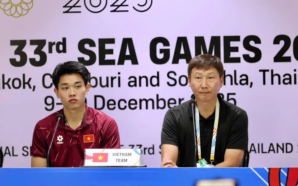 HLV Kim Sang-sik cùng tiền đạo Nguyễn Đình Bắc tham dự họp báo sau trận bán kết SEA Games 33. ẢNH: DŨNG PHƯƠNG 