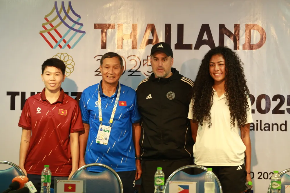 HLV Mai Đức Chung cùng thủ môn Trần Thị Kim Thanh tự tin bước vào trận chung kết SEA Games 33. ẢNH: DŨNG PHƯƠNG
