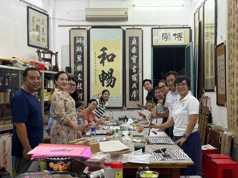 华人青商学习书法艺术