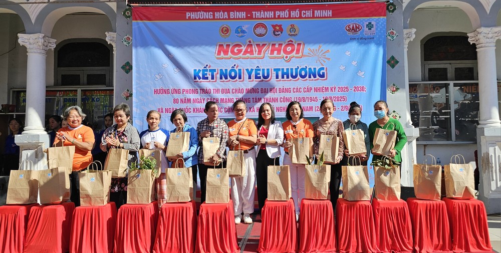 和平坊越南祖国阵线委员会副主席武氏珠向清贫户赠送礼物。