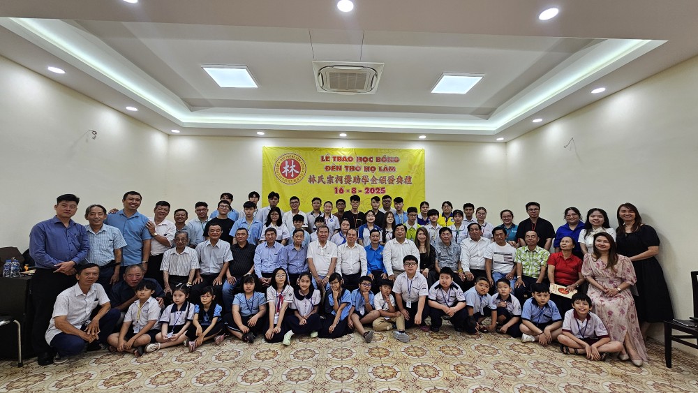 图：林氏宗祠发放奖助学金大合照。