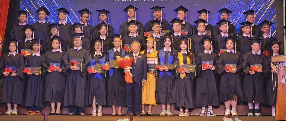 文朗学校主席阮曰朗向高中毕业生颁发毕业证书。