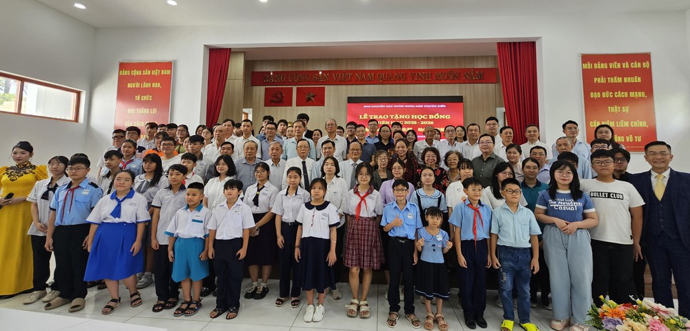 福建优秀生奖助学金颁发仪式集体照。