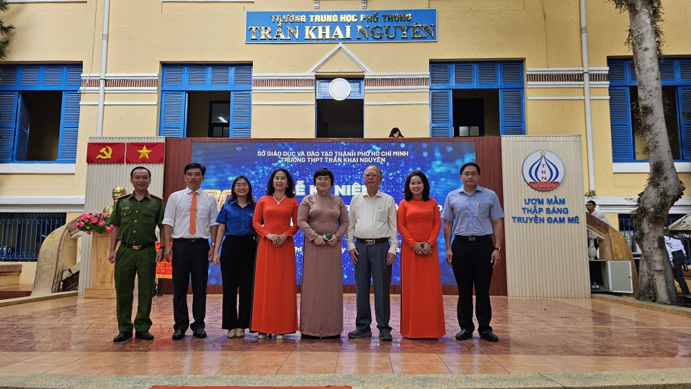 安东坊党委书记兼人民议会主席张明娇、穗城会馆理事长卢耀南与陈开源高校的校委合照。