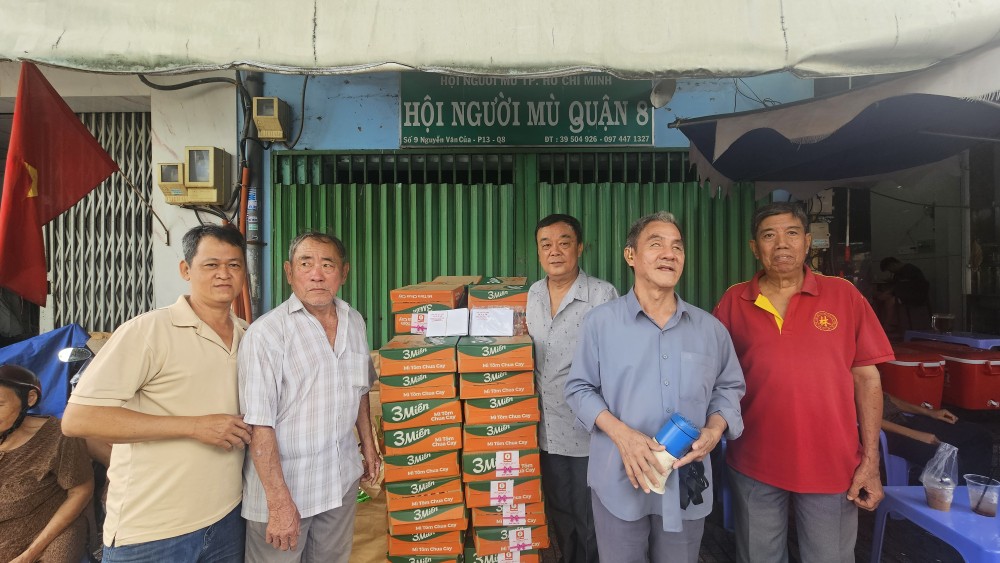 林氏宗祠捐助100箱方便面给盲人会。