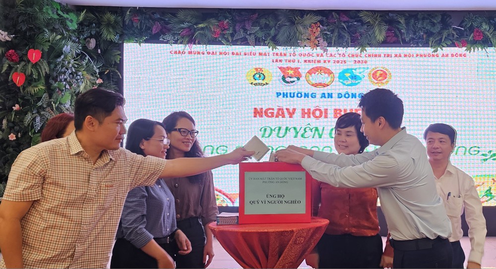 安东坊领导参与自助餐募捐活动。