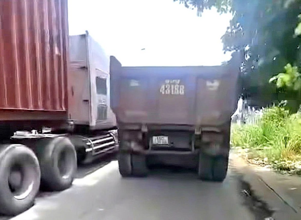 自卸卡车违反规定车道行驶，被民众拍下视频反映。（图片截自民众提供的视频。）