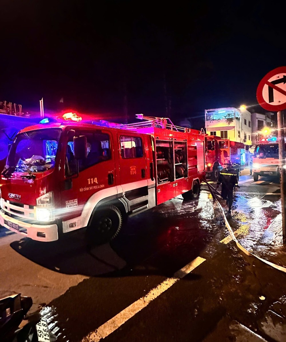 消防车赶赴现场。