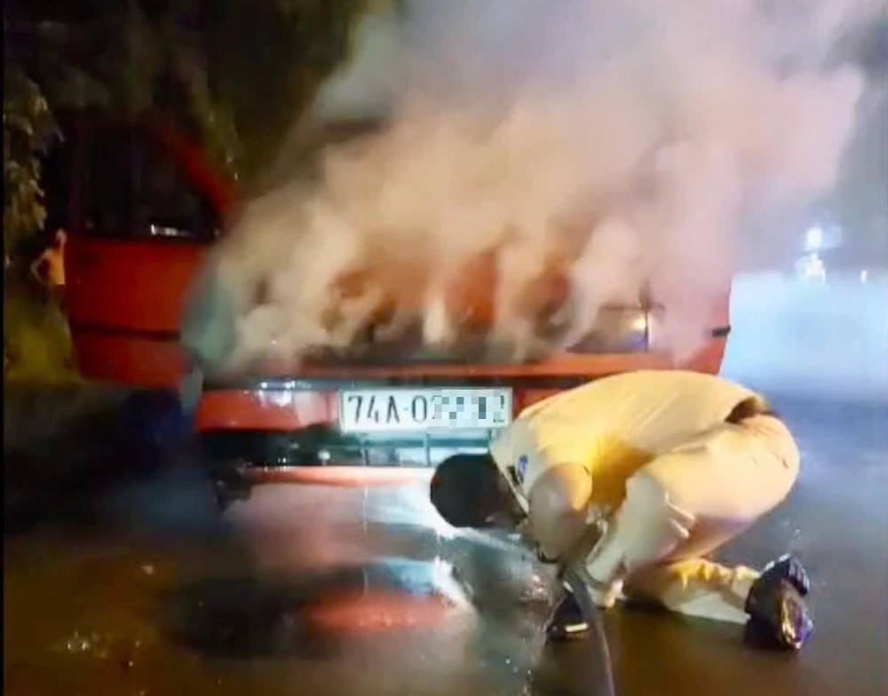 交警协助扑灭大火。