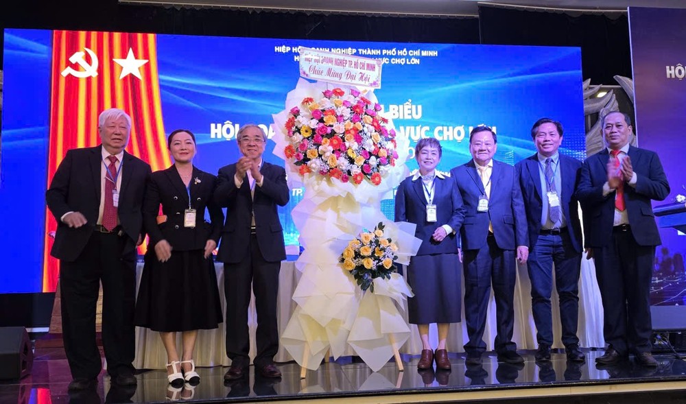 胡志明市商会送花籃祝賀堤岸商会。