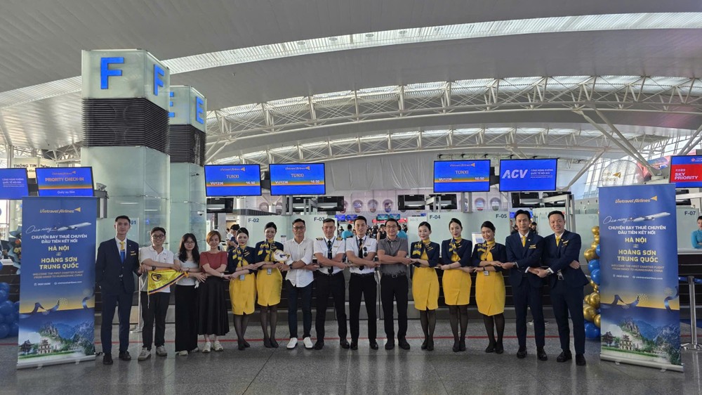 顺捷旅行社首航包机河内—黄山线。