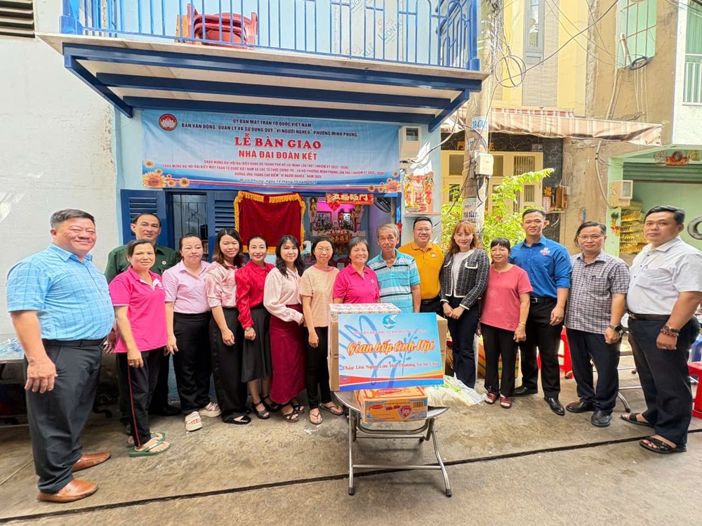 鸣凤坊向贫困户移交“大团结温情屋”。