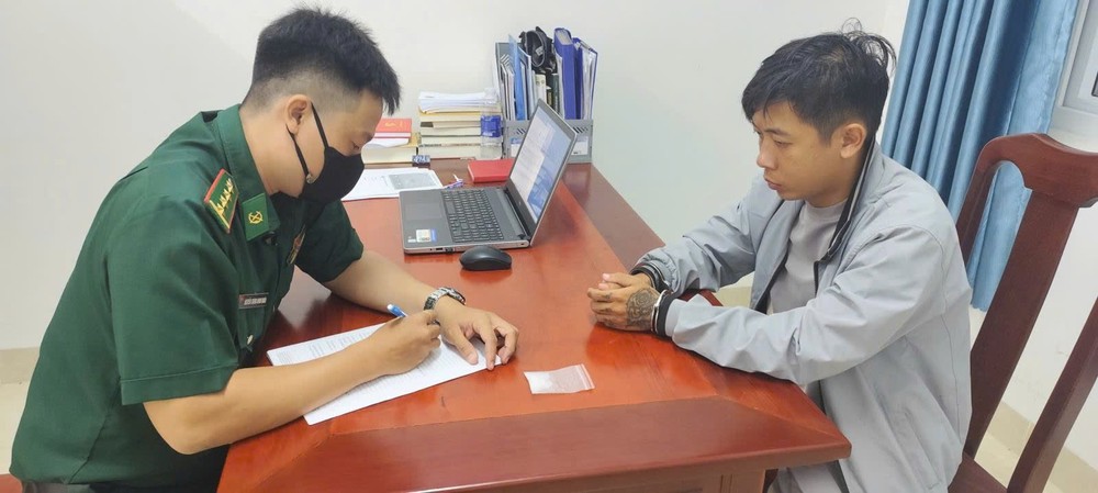 富省边防哨所对因非法储存毒品而被捕的嫌疑人进行审讯。