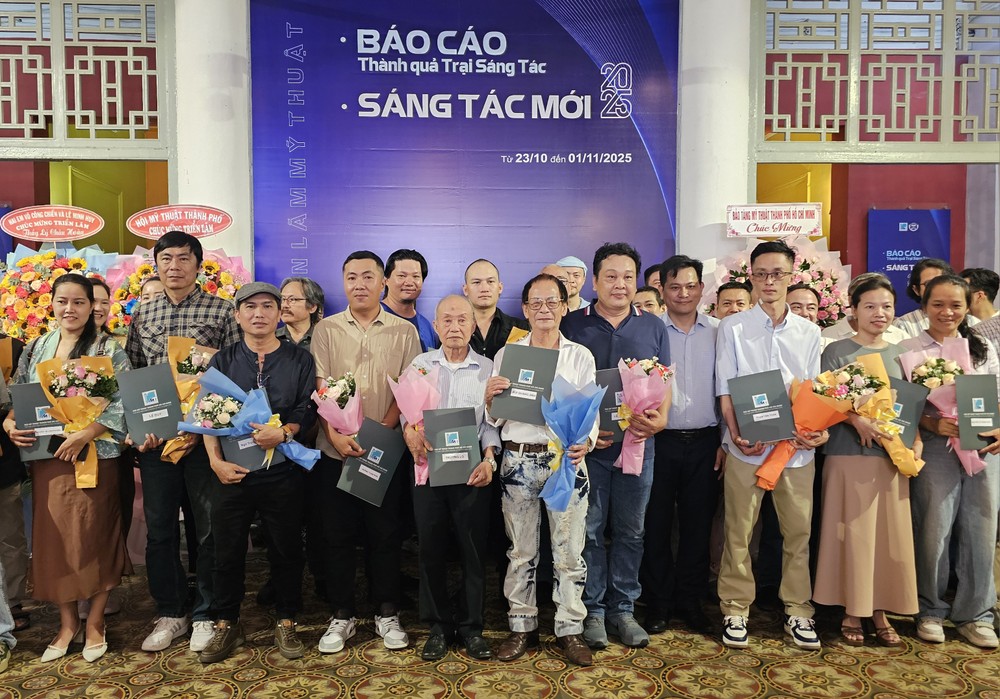 人民艺人书画家张路（左五）上台领奖。