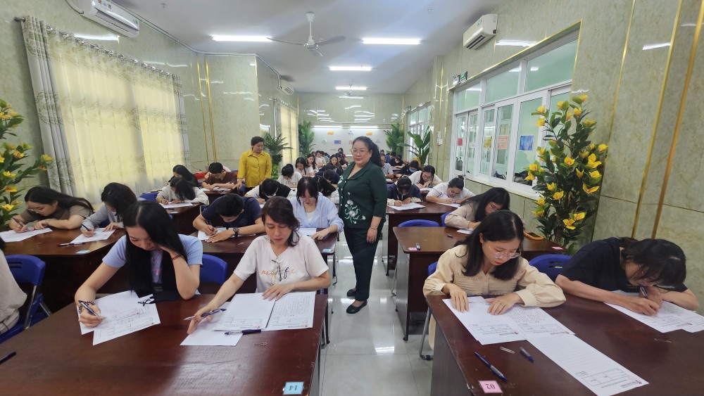 市华语成人教育中心举行汉字书写大赛。