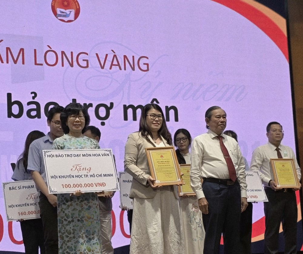 市华文教育辅助会赞助1亿元助学金给4名华人大学生。